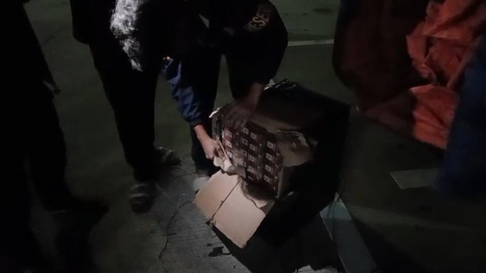 Polisi saat menggagalkan 1,68 juta batang rokok ilegal di Tol Lampung