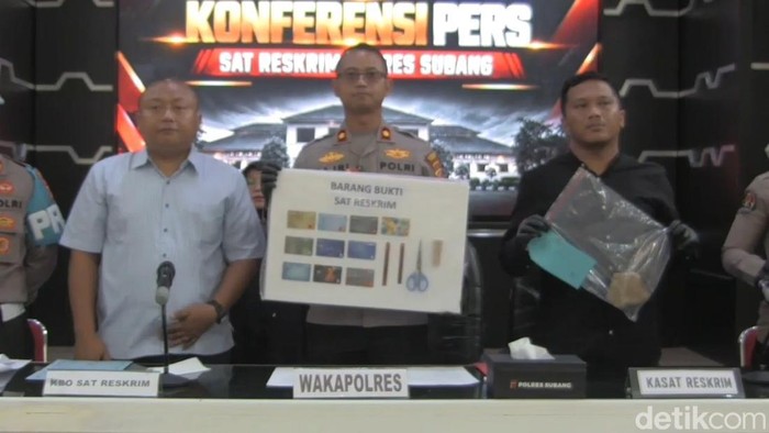 Polisi tunjukan barang bukti kejahatan modus ganjal ATM di Subang.