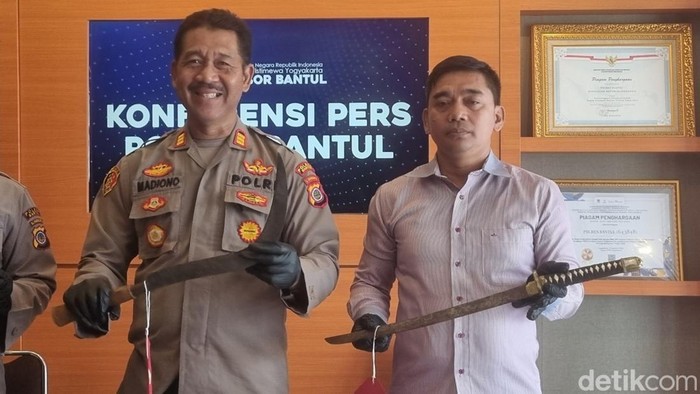 Polisi saat menunjukkan barang bukti berupa senjata tajam yang tiga pelaku gunakan untuk mengeroyok korban di Sanden, Bantul, Jumat (2/10/2026).