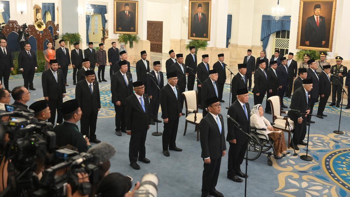 Pejabat baru Ketua Dewan Pertimbangan Presiden Pratikno (kedua kiri), Wakil Ketua Hatta Rajasa (ketiga kiri) serta para anggota mengikuti pelantikan yang dipimpin Presiden Prabowo Subianto di Istana Negara, Jakarta, Jumat (2/1/2026). Presiden melantik Pratikno sebagai Ketua Dewan Pertimbangan Presiden Republik Indonesia (Wantimpres), Hatta Rajasa sebagai Wakil Ketua, dan 24 anggota. ANTARA FOTO/Bayu Pratama S
