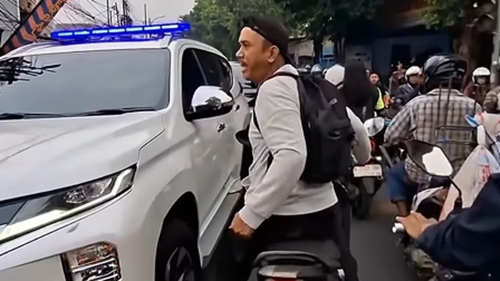 Pria histeris jalannya terhambat iring-iringan pejabat