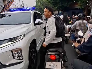 Viral Pemotor Histeris Jalannya Tertutup Iring-iringan Pejabat: Bapak Saya Kritis