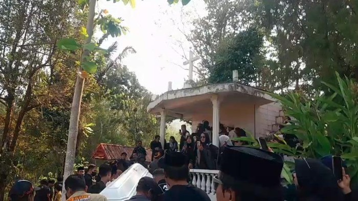Prosesi pemakaman ibu Ferdy Sambo, Ridha Sampetondok di Walenrang Luwu.