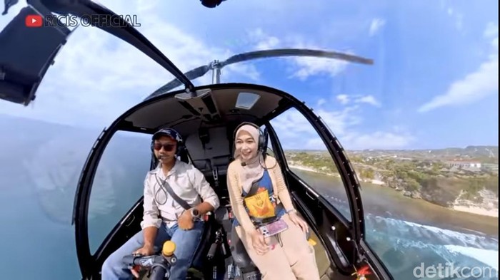 Ria Ricis membagikan pengalamannya naik helikopter di Bali.