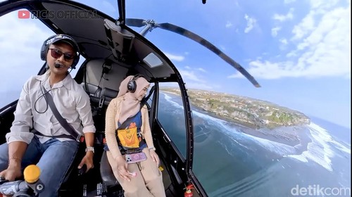 Ria Ricis membagikan pengalamannya naik helikopter di Bali.
