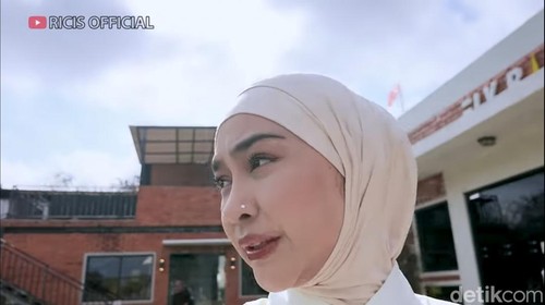 Ria Ricis mengeluhkan pelayanan Fly Bali Helicopter di akun YouTube-nya.