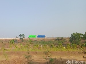 Tragis Pasutri Tewas Ditabrak Truk Misterius Saat Ganti Ban di Tol Klaten