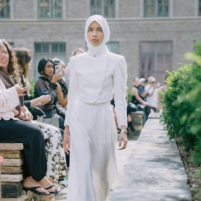 Pangling! Sabrina Chairunnisa Pakai Hijab di Runaway New York Fashion Week