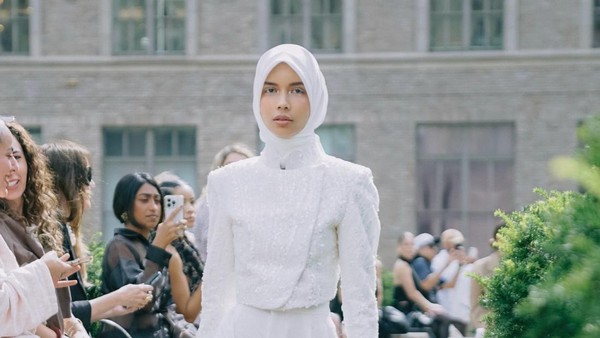 Pangling! Sabrina Chairunnisa Pakai Hijab di Runaway New York Fashion Week