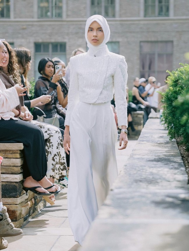 Pangling! Sabrina Chairunnisa Pakai Hijab di Runaway New York Fashion Week