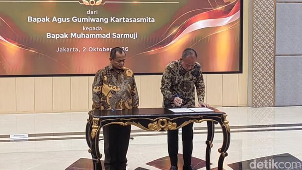 Sarmuji Resmi Jadi Menperin M. Sarmuji melakukan serah terima jabatan Menteri Perindustrian dengan Agus Gumiwang Kartasasmita, Jumat (2/10/2026).