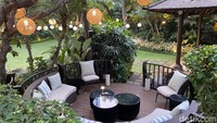 Setelah direnovasi beberapa bulan, area JimBARan Lounge taman tampil dengan konsep oase urban. Lanskap tropis, elemen air, pulau taman, dan furnitur baru membuat suasananya lebih nyaman. Foto: detikFood