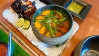 Ingin makanan berkuah pedas? Ada Sop Janda khas Cikarang dengan cabai rawit hijau. Pengunjung dapat memilih iga sapi rebus atau iga bakar sebagai isiannya. Foto: detikFood