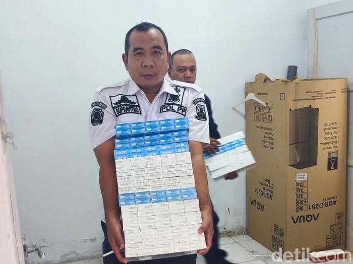 Satpol PP Kabupaten Cirebon saat mengamankan rokok ilegal