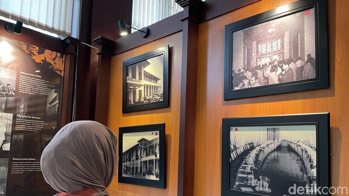 Seorang pengunjung tengah memerhatikan arsip foto Konferensi Asia-Afrika di Museum Perbendaharaan, Jumat (2/10/2026).