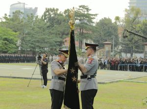 Video: Momen Jenderal Sigit Serahkan Panji Tribrata Polri ke Jenderal Suyudi