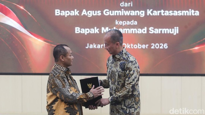 Muhammad Sarmuji resmi menjalankan tugas sebagai Menteri Perindustrian setelah menerima serah terima jabatan dari Agus Gumiwang Kartasasmita di Gedung Kementerian Perindustrian, Jakarta, Jumat (2/10/2026).

Sarmuji sebelumnya dilantik Presiden Prabowo Subianto sebagai Menteri Perindustrian di Istana Negara, Jakarta, Kamis (1/10/2026), menggantikan Agus Gumiwang Kartasasmita. Pelantikan tersebut menjadi bagian dari perubahan susunan Kabinet Merah Putih.