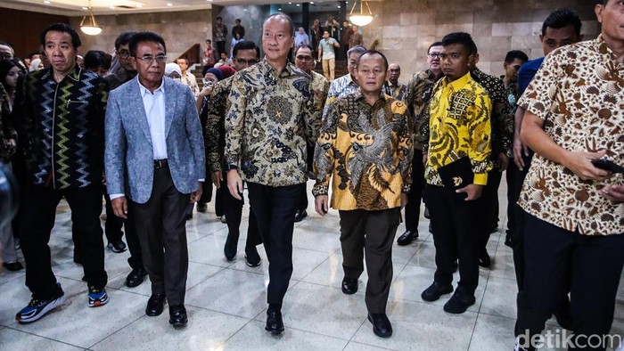 Muhammad Sarmuji resmi menjalankan tugas sebagai Menteri Perindustrian setelah menerima serah terima jabatan dari Agus Gumiwang Kartasasmita di Gedung Kementerian Perindustrian, Jakarta, Jumat (2/10/2026).

Sarmuji sebelumnya dilantik Presiden Prabowo Subianto sebagai Menteri Perindustrian di Istana Negara, Jakarta, Kamis (1/10/2026), menggantikan Agus Gumiwang Kartasasmita. Pelantikan tersebut menjadi bagian dari perubahan susunan Kabinet Merah Putih.