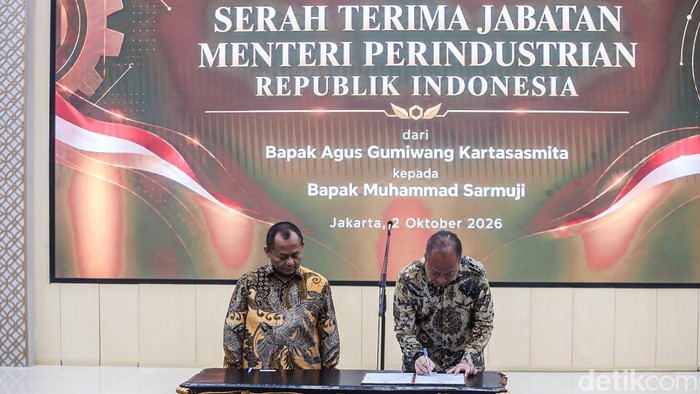 Muhammad Sarmuji resmi menjalankan tugas sebagai Menteri Perindustrian setelah menerima serah terima jabatan dari Agus Gumiwang Kartasasmita di Gedung Kementerian Perindustrian, Jakarta, Jumat (2/10/2026).

Sarmuji sebelumnya dilantik Presiden Prabowo Subianto sebagai Menteri Perindustrian di Istana Negara, Jakarta, Kamis (1/10/2026), menggantikan Agus Gumiwang Kartasasmita. Pelantikan tersebut menjadi bagian dari perubahan susunan Kabinet Merah Putih.