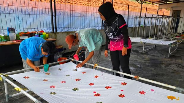 Siapa sangka, batik cipratan dengan berbagai corak ini dibuat oleh ODGJ. Karena keeksotisannya ini, batik tersebut sukses tembus pasar antar pulau