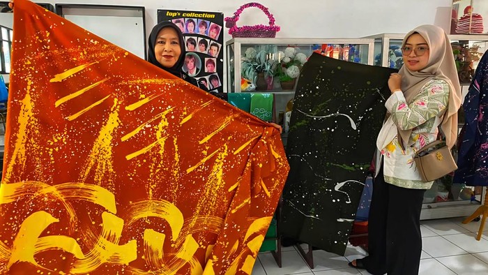 Siapa sangka, batik cipratan dengan berbagai corak ini dibuat oleh ODGJ. Karena keeksotisannya ini, batik tersebut sukses tembus pasar antar pulau