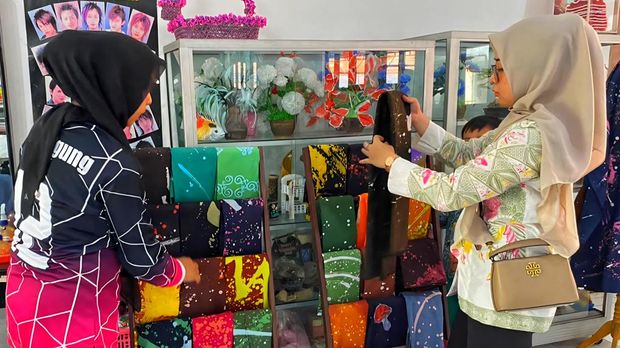 Siapa sangka, batik cipratan dengan berbagai corak ini dibuat oleh ODGJ. Karena keeksotisannya ini, batik tersebut sukses tembus pasar antar pulau