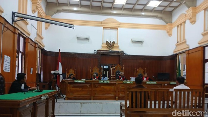 Sidang putusan ditunda di ruangan Cakra 1 Pengadilan Negeri, Jumat (2/10/2026)