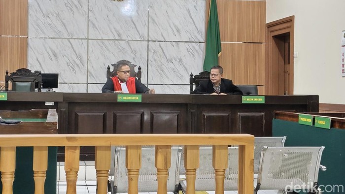 Sidang praperadilan Wakil Bupati Indramayu Syaefudin. Hakim Tunggal PN Bandung menolak upaya perlawanan Syaefudin yang menggugat status tersangka