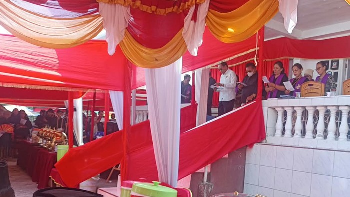 Situasi ibadah pelepasan jenazah ibunda Fredy Sambo sebelum dimakamkan.