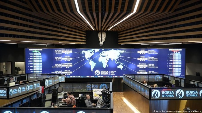 Hampir setengah juta investor terdampak krisis pasar saham Turki, dan seorang politisi perempuan dari partai penguasa mundur (Yasin Aras/Anadolu Agency/picture alliance)