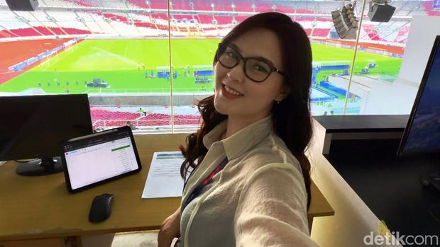 Sosok  Layalia Nurul Salma, announcer wanita di GBK viral usai memandu laga Timnas Indonesia vs Bangladesh yang berakhir 9-2. Suara lantangnya dipuji netizen dan riuh di medsos.