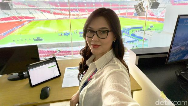 Sosok  Layalia Nurul Salma, announcer wanita di GBK viral usai memandu laga Timnas Indonesia vs Bangladesh yang berakhir 9-2. Suara lantangnya dipuji netizen dan riuh di medsos.