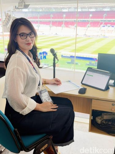 Sosok  Layalia Nurul Salma, announcer wanita di GBK viral usai memandu laga Timnas Indonesia vs Bangladesh yang berakhir 9-2. Suara lantangnya dipuji netizen dan riuh di medsos.