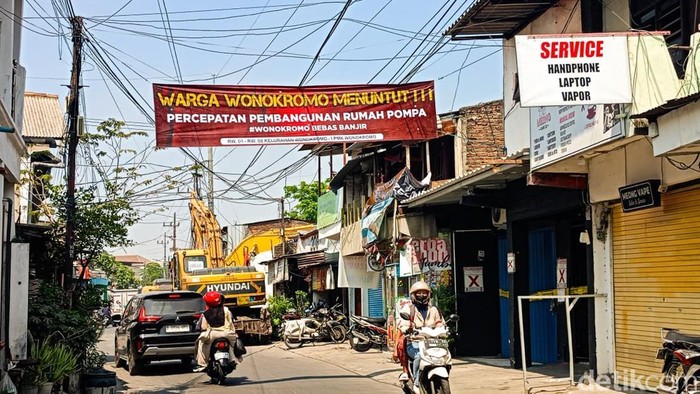 Spanduk warga minta rumah pompa Ketintang segera tuntas sebelum musim hujan turun