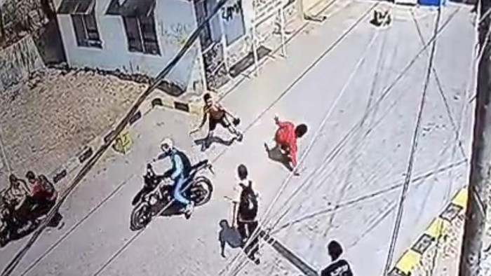 Tangkapan layar CCTV aksi penganiayaan memakai parang di Parepare.