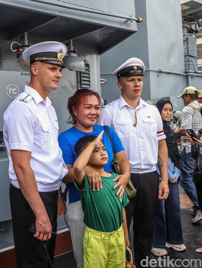 Tiga Kapal Perang Rusia Kunjungi Indonesia, Warga Berkesempatan Naik Kapal