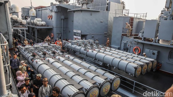 Tiga kapal perang milik Rusia bersandar di kawasan Pelabuhan Tanjung Priok, Jakarta Utara, Jumat (2/10/2026). Kedatangan gugus tugas Armada Pasifik Angkatan Laut Rusia tersebut menjadi bagian dari rangkaian kunjungan ke Indonesia.