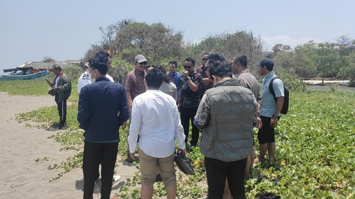 Tim gabungan meninjau langsung calon lokasi dermaga taksi laut di Pantai Perancak, Desa Tibubeneng, Kecamatan Kuta Utara, Badung, Jumat (2/10/2026). (Agus Eka/detikBali)