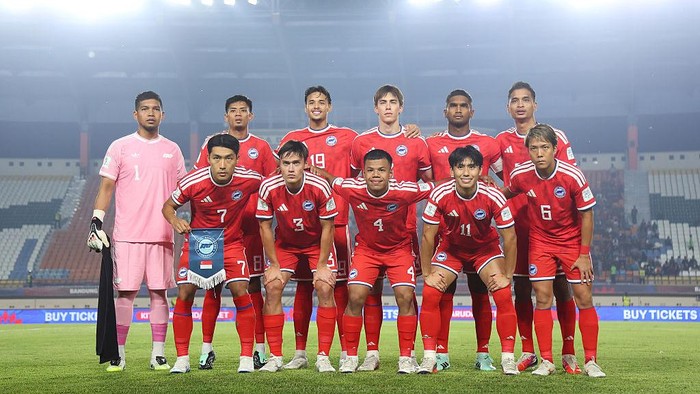 BANDUNG, JAVA, INDONESIA - OCTOBER 01: Players of Singapore pose for a team photograph before the FIFA ASEAN CUP Division 1 Group A match between Malaysia and Singapore at Si Jalak Harupat Stadium on October 01, 2026 in Bandung, Java, Indonesia. (Photo by Pakawich Damrongkiattisak - FIFA/FIFA via Getty Images)