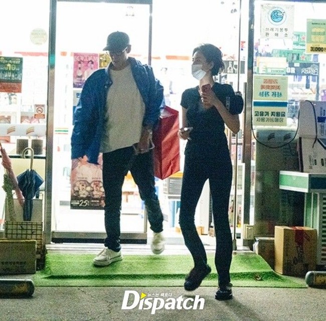 Terlepas dari kesibukannya, T.O.P dan Nana berusaha meluangkan waktu untuk satu sama lain. Mantan personel BIGBANG itu baru menyelesaikan tur konser solo pertamanya. Sementara Nana tengah disibukkan dengan jadwal promosi drama Korea Netflix Scandal. Foto: dok. Dispatch
