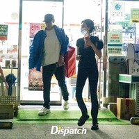 Terlepas dari kesibukannya, T.O.P dan Nana berusaha meluangkan waktu untuk satu sama lain. Mantan personel BIGBANG itu baru menyelesaikan tur konser solo pertamanya. Sementara Nana tengah disibukkan dengan jadwal promosi drama Korea Netflix Scandal. Foto: dok. Dispatch