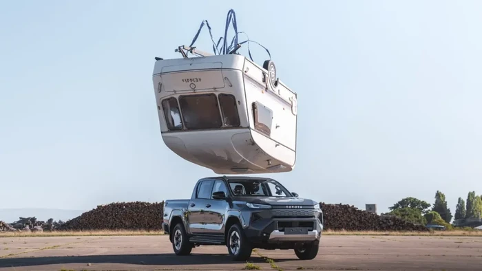 Toyota Hilux ditimpa karavan.