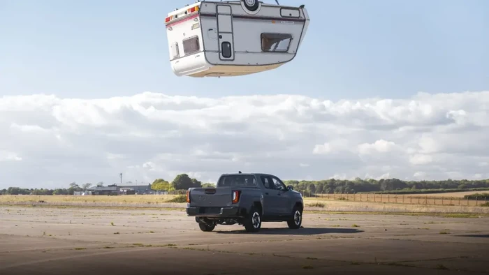 Toyota Hilux ditimpa karavan.