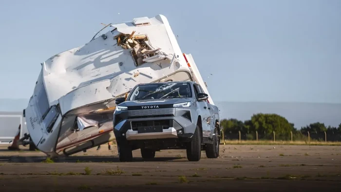 Toyota Hilux ditimpa karavan.