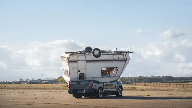 Toyota Hilux EV dijatuhkan caravan buat uji ketangguhan kendaraan.