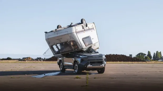 Toyota Hilux EV dijatuhkan caravan buat uji ketangguhan kendaraan.