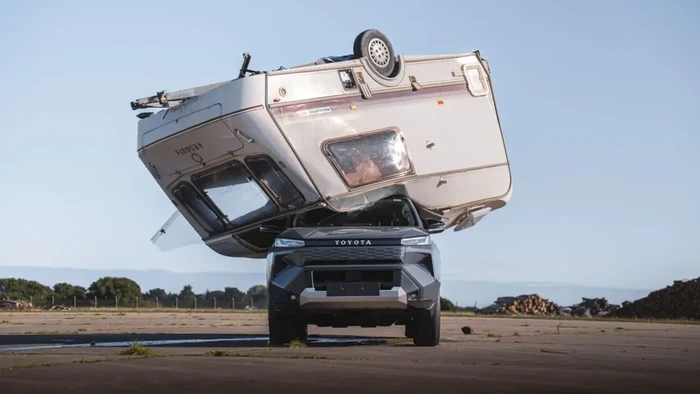 Toyota Hilux EV dijatuhkan caravan buat uji ketangguhan kendaraan.