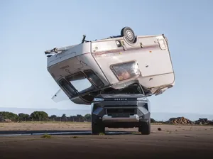 Dijatuhi Karavan 760 Kg, Toyota Hilux Listrik Masih Bisa Jalan