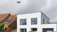 Rumah ini benar-benar berubah total. Desain lama yang khas sudah nggak kelihatan lagi. Sekarang bentuknya kotak-kotak dan bernuansa putih. Foto: via Bored Panda