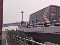 Truk Mogok di Flyover Tomang, Saat Mesin Nyala Harus Mundur ke Jalan Arteri